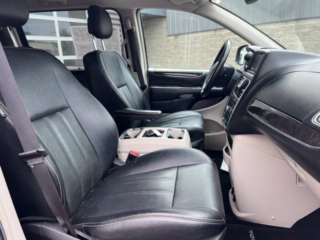2016 Chrysler Town & Country Touring-L