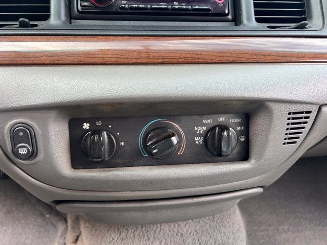 2003 Ford Crown Victoria Standard