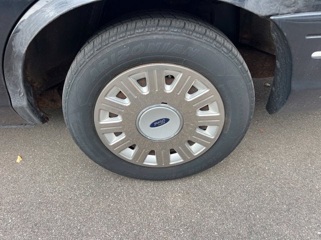 2003 Ford Crown Victoria Standard