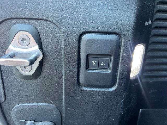 2025 Land Rover Defender 130 V8