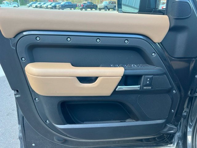 2025 Land Rover Defender 130 V8